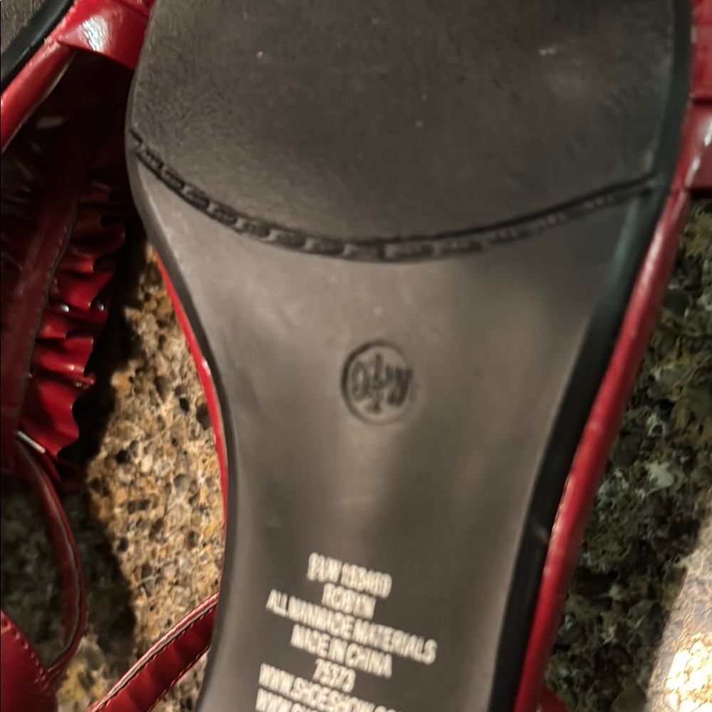 NEW It's OK "Robyn" Red Sandals with T-Strap Design size 91/2 - Picture 5 of 5